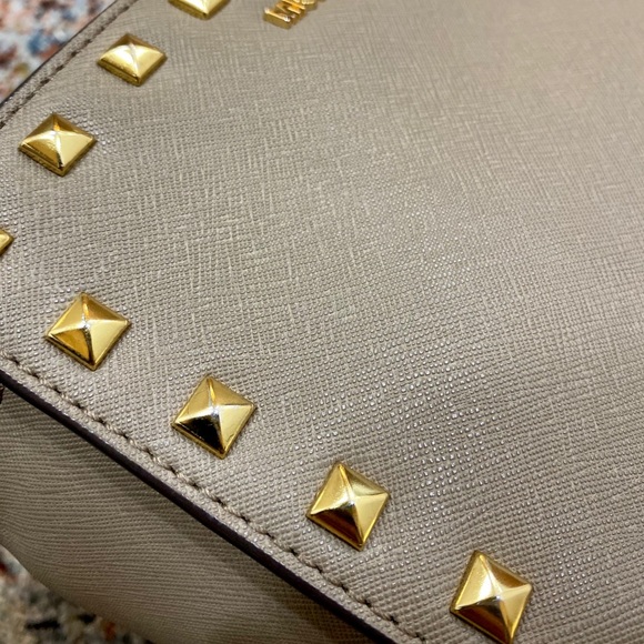 MICHAEL KORS STUDDED SELMA & WALLET COMBO - Picture 2 of 12